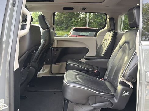 Used 2023 Chrysler Pacifica Limited FWD image 12