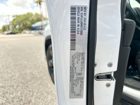 Used 2021 Jeep Cherokee Latitude Plus FWD image 2