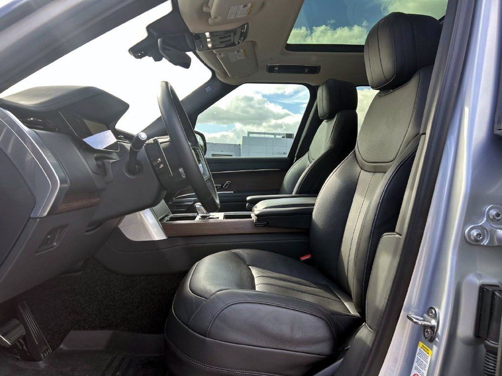 Used 2025 Land Rover Range Rover SE AWD/4WD image 15