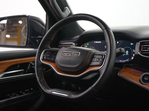 Used 2023 Jeep Grand Wagoneer Series III AWD/4WD image 16