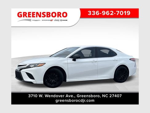 Used 2020 Toyota Camry SE image 1