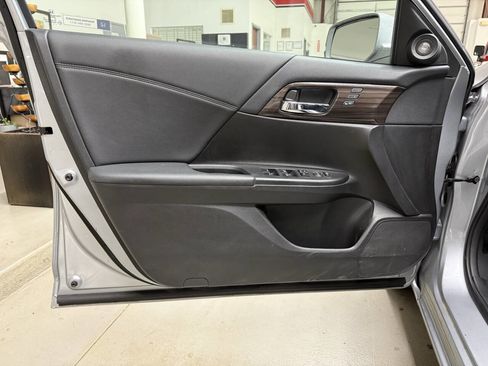Used 2017 Honda Accord EX-L image 10