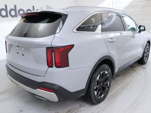 Used 2024 Kia Sorento S w/ Panoramic Sunroof Package image 9