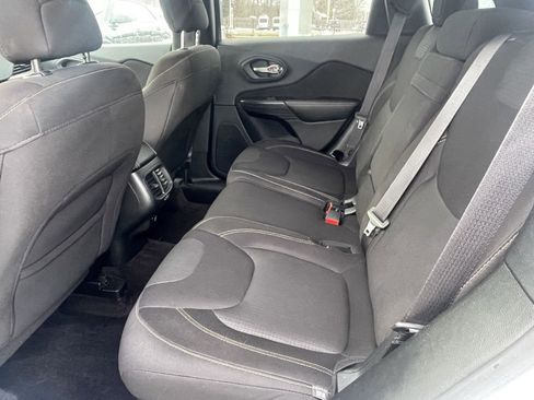 Used 2017 Jeep Cherokee Latitude w/ Cold Weather Group image 14