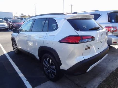 Used 2025 Toyota Corolla Cross XLE image 4