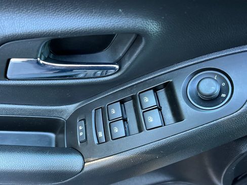 Used 2022 Chevrolet Trax LT w/ LT Convenience Package image 12