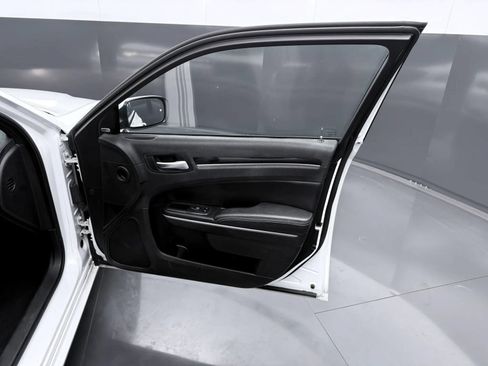 Used 2023 Chrysler 300 S RWD image 9