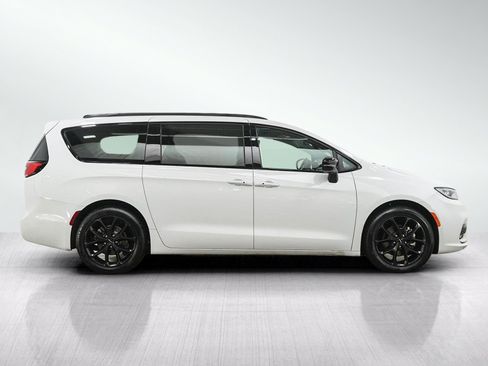 Used 2025 Chrysler Pacifica Limited FWD image 6