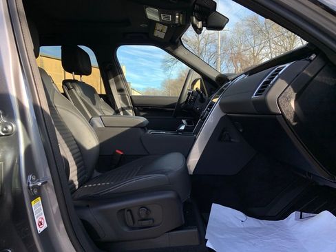 Certified 2025 Land Rover Discovery S image 18