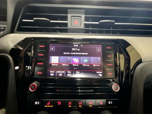 Certified 2022 Volkswagen Passat 2.0T SE image 16