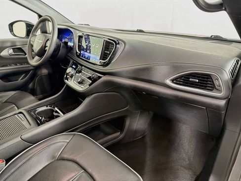 Used 2025 Chrysler Pacifica Limited FWD image 32