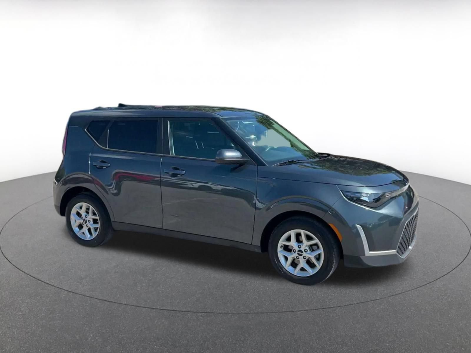 Used 2025 Kia Soul LX w/ LX Technology Package FWD image 2