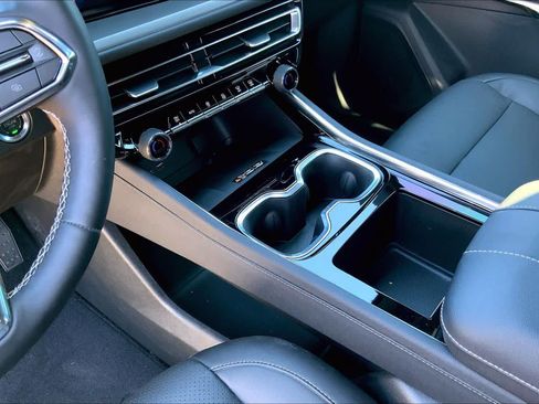 Certified 2025 Chevrolet Traverse LT FWD image 17