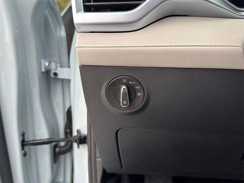 New 2026 Volkswagen Taos SE image 21