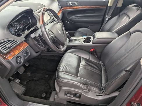 Used 2018 Lincoln MKT AWD image 12