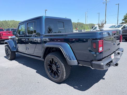 Used 2025 Jeep Gladiator Sport AWD/4WD image 7