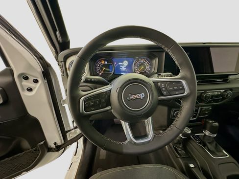 Used 2025 Jeep Wrangler Sahara image 18