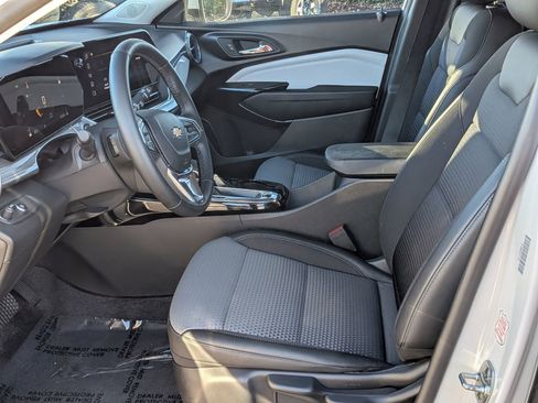 Used 2025 Chevrolet Trax LT w/ LT Convenience Package image 16