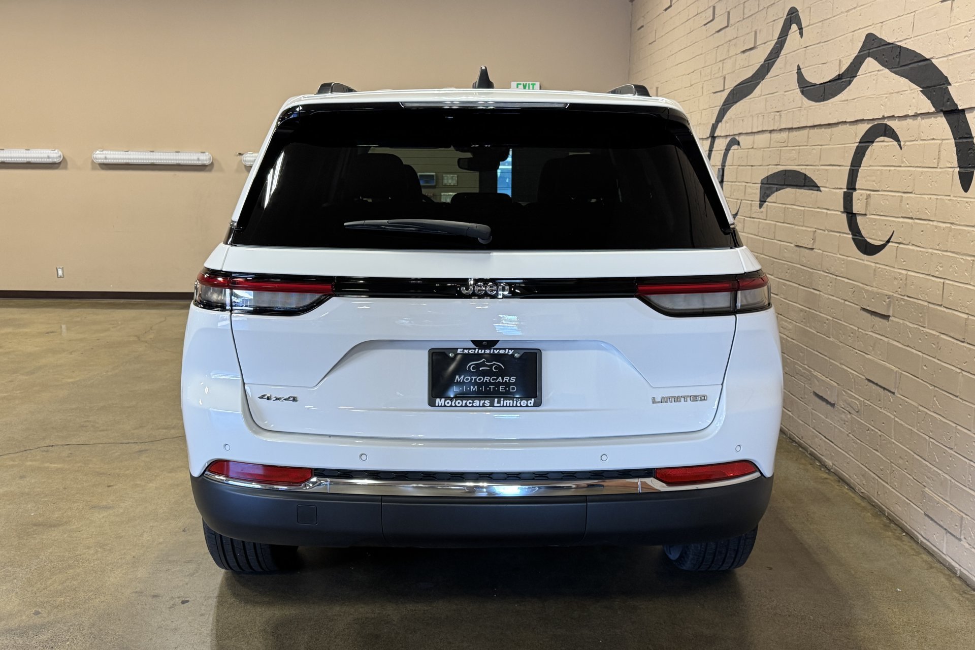 Used 2023 Jeep Grand Cherokee Limited AWD/4WD image 6