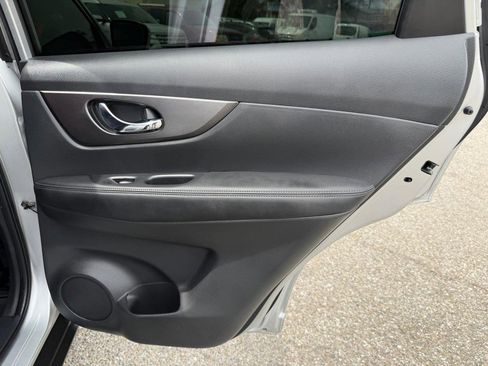 Used 2016 Nissan Rogue SV image 36