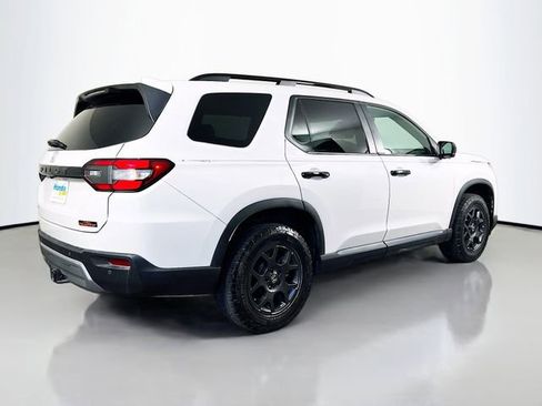 Used 2025 Honda Pilot TrailSport image 9
