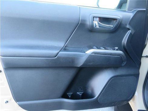 Used 2017 Toyota Tacoma TRD Off-Road w/ Tow Package (A/T) image 12