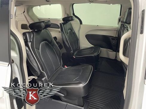 Used 2023 Chrysler Pacifica Limited FWD image 22