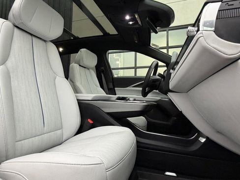 Used 2025 Cadillac Lyriq Luxury image 22