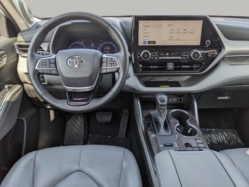 Used 2023 Toyota Highlander Limited FWD image 18