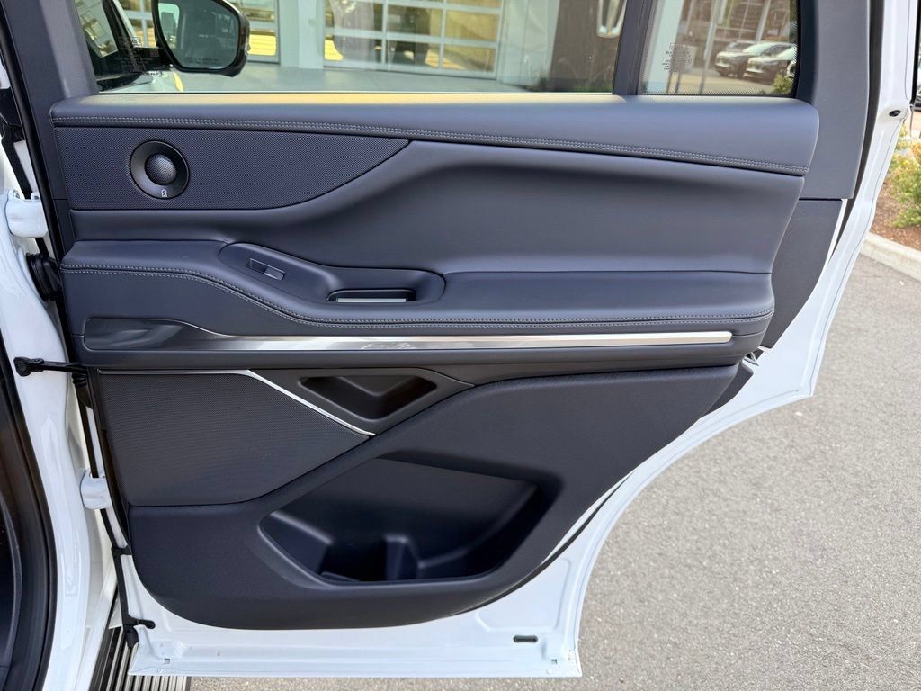 New 2027 Lincoln Navigator Premiere AWD/4WD image 31