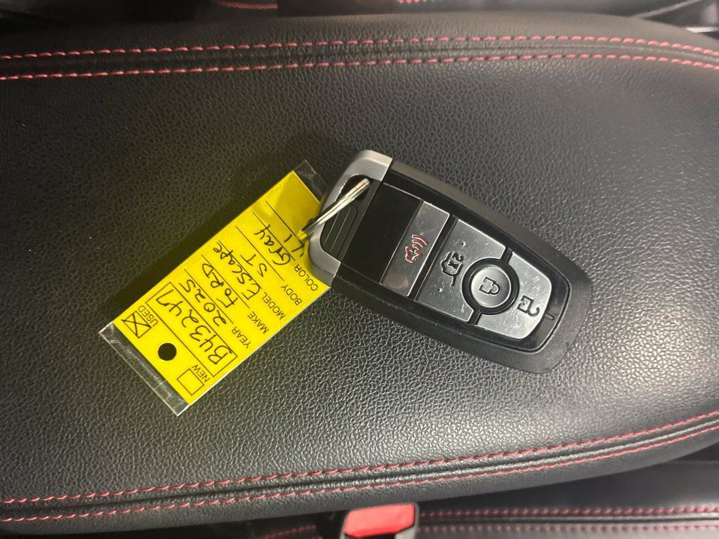 Used 2025 Ford Escape ST-Line FWD image 17