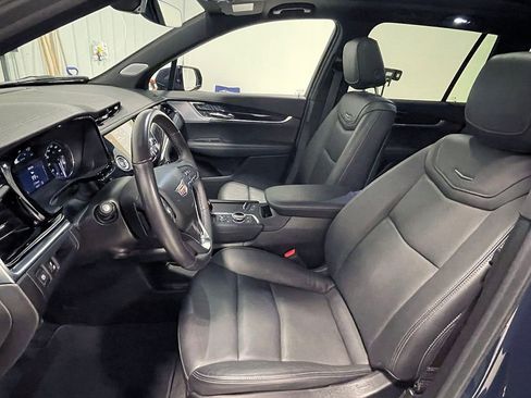 Used 2025 Cadillac XT6 Premium Luxury image 3