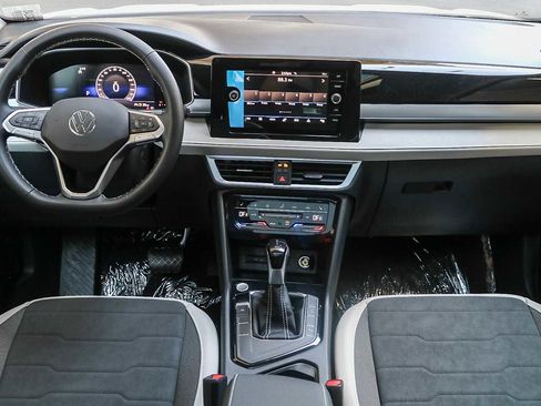 New 2025 Volkswagen Taos SE w/ Panoramic Sunroof Package image 14