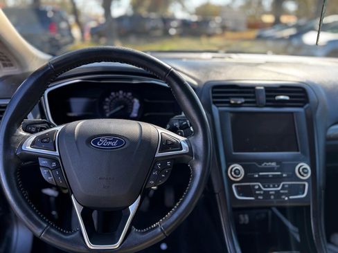 Used 2019 Ford Fusion SE w/ Equipment Group 151A FWD image 6