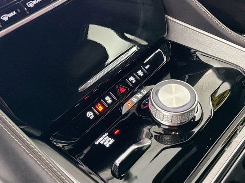 Used 2025 Jeep Wagoneer 4WD image 17