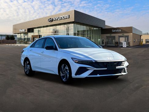 Used 2025 Hyundai Elantra Sport image 11