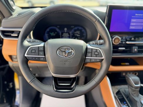 Used 2024 Toyota Highlander Platinum image 13