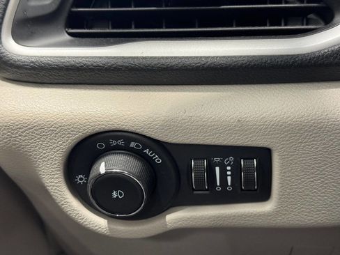 Used 2023 Chrysler Pacifica Touring-L FWD image 26