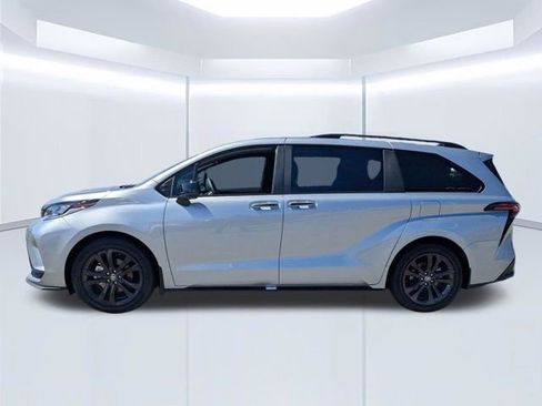 Used 2025 Toyota Sienna XSE w/ XSE Plus Package FWD image 7