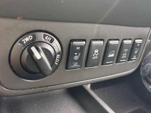 Used 2015 Nissan Xterra PRO-4X w/ Pro-4x Leather Package AWD/4WD image 18