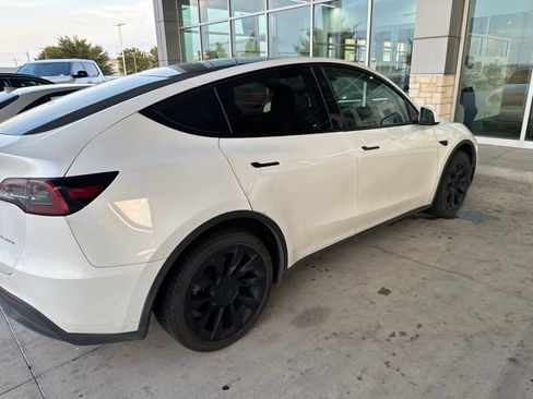 Used 2024 Tesla Model Y Long Range AWD/4WD image 16