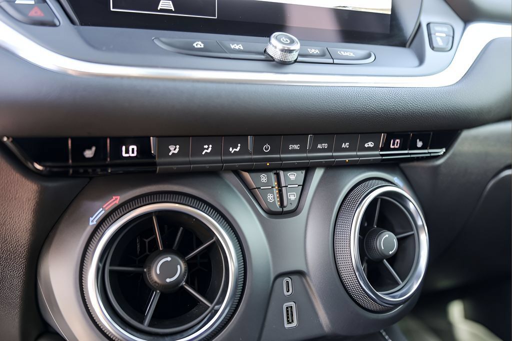 Used 2023 Chevrolet Blazer LT FWD image 18