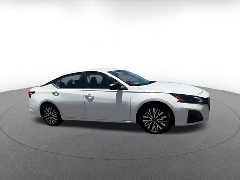 Used 2025 Nissan Altima 2.5 SV FWD image 2