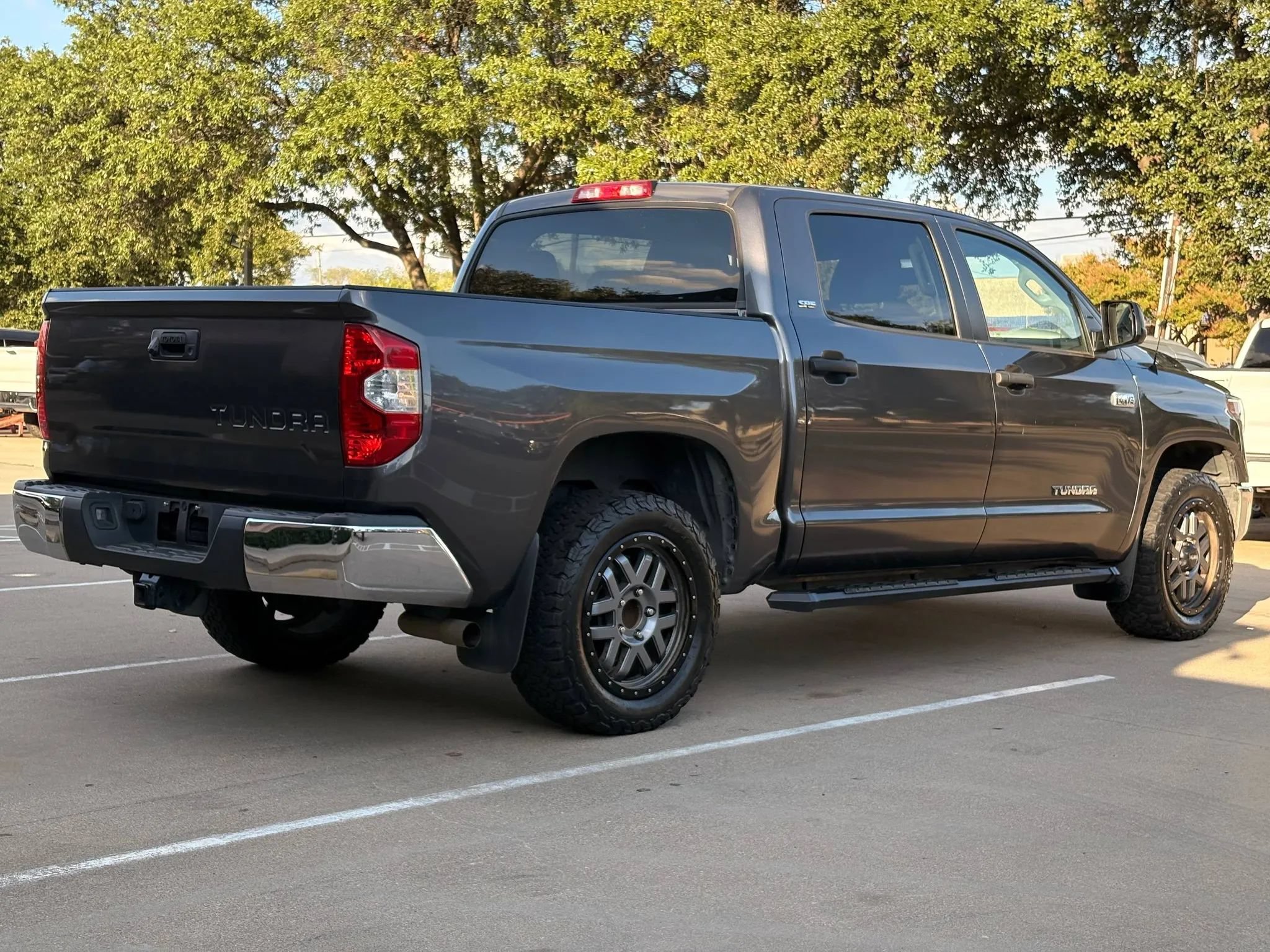 Used 2018 Toyota Tundra SR5 w/ SR5 Upgrade Package RWD image 3