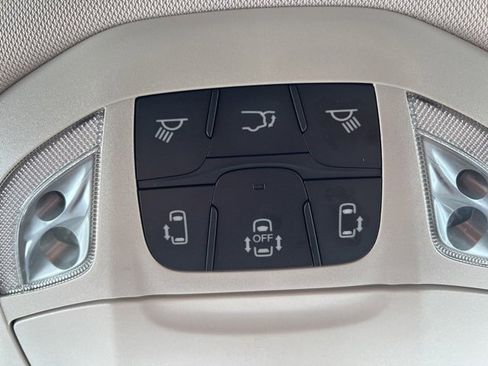 Certified 2024 Chrysler Pacifica Limited image 31