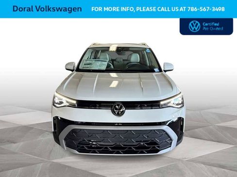 Used 2025 Volkswagen Taos SE FWD image 3