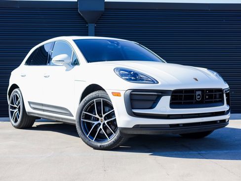 Certified 2025 Porsche Macan image 9