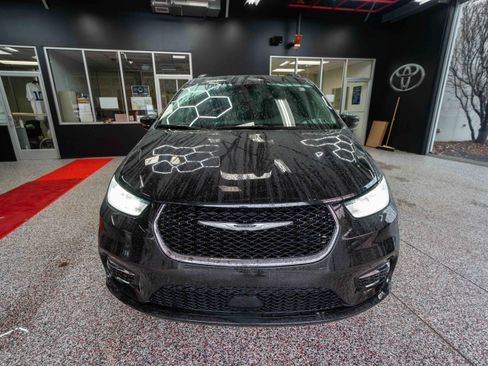 Used 2022 Chrysler Pacifica Touring-L image 6