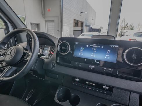 Used 2025 Mercedes-Benz Sprinter 2500 image 19