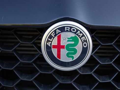 Used 2022 Alfa Romeo Giulia Veloce AWD/4WD image 3